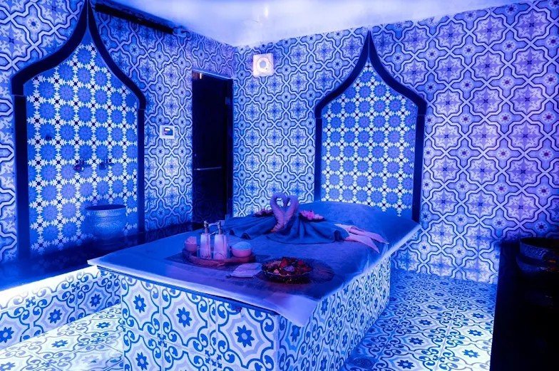 Blue hydro therapy room