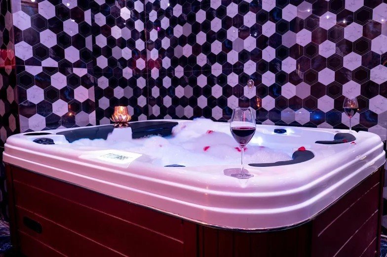 Rose jacuzzi suite Aura Spa Bangalore